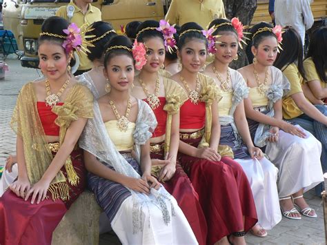 filethai traditional costumes chiang mai  jpg wikimedia commons