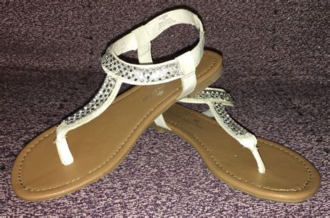 Ladies White Slip On Sandals W Silver Gems Size 5 By Montego Bay Club
