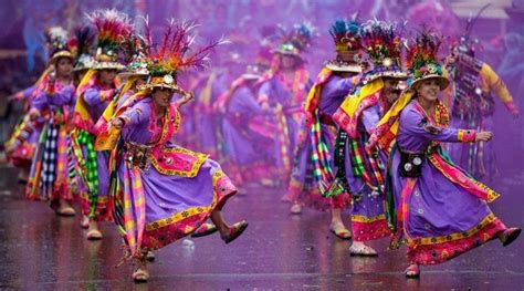 la ciudad boliviana de oruro saca sus trajes  los dias de carnaval  puede ser