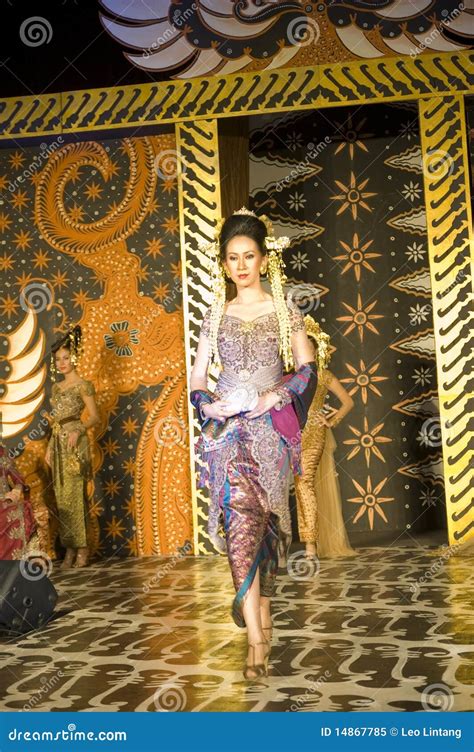 de indonesische modeshow van de cultuur redactionele afbeelding image  luxe wijfje