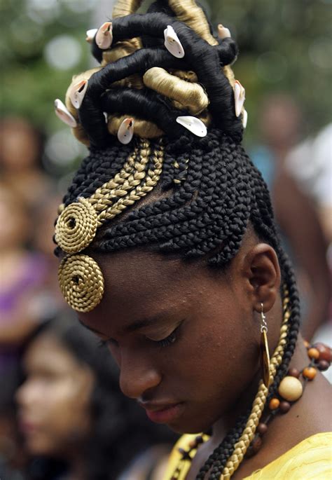 una mujer lució un peinado propio de la cultura afro durante el vii concurso de peinados afro