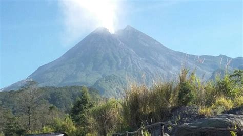 merapi spews volcanic ashes   thursday indonesia expat