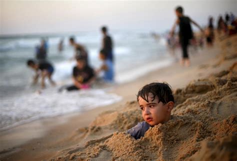 تصاویر تفریح زنان و مردان در سواحل غزه