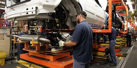 canadian auto manufacturing faces collapse   industry booms