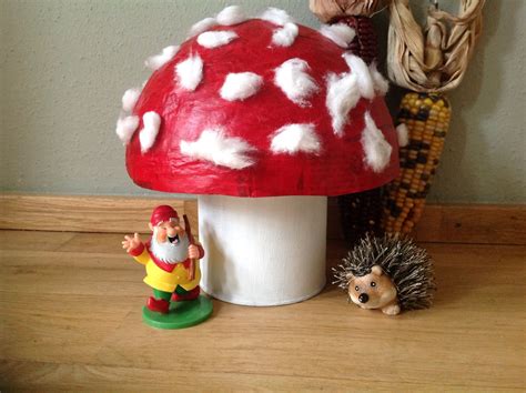 grote paddenstoel om mee te spelen gemaakt van chocopoederbus en papier mache geplakt op