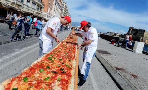 world biggest pizza    italy  km