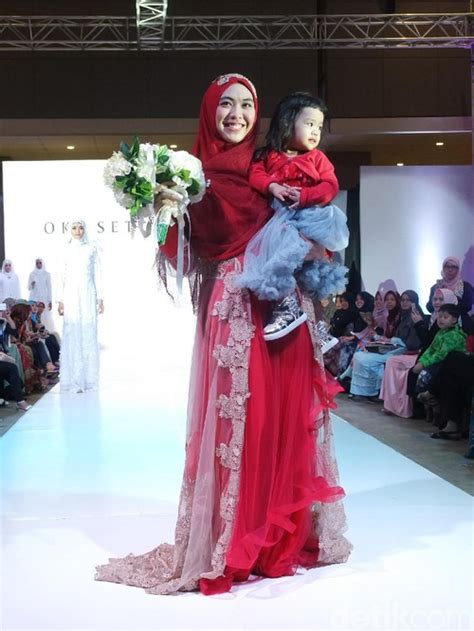 oki setiana dewi pamerkan gaun pengantin syar i di international islamic fair