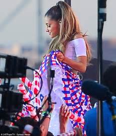 ariana grande lifts up her skirt during independence day concert taping