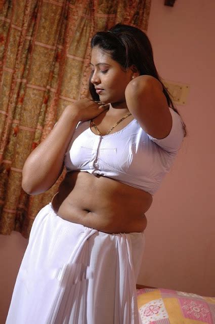 mallu cute bgrade actress exposes hot navel in half dress