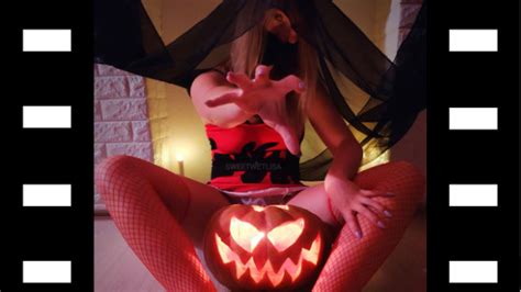 Bruxa Sexy Invocada Demónio Em Seu Ursinho No Halloween E Fode Com Ele