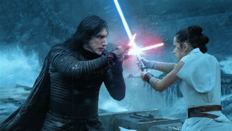 artes de star wars a ascensão skywalker mostram luta de rey e kylo ren