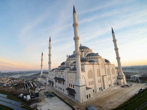 tuerkei erdogan weiht groesste moschee des landes ein religionorfat