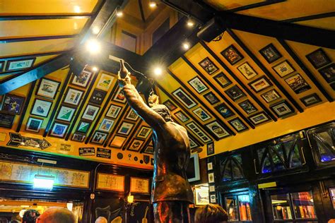 iconic pubs  dublin   enjoy  pint   traditional