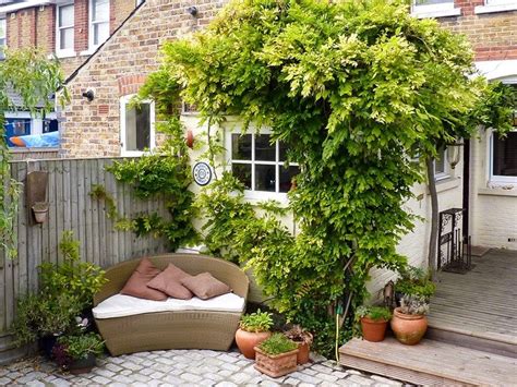 relax   enclosed courtyard cottage garden view uk holidays