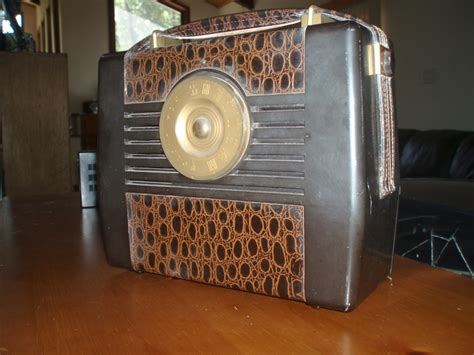 pin  peter  vintage battery radio radio portable battery battery operated