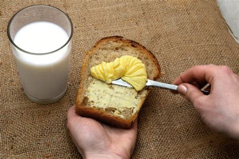 brood boter melk stock afbeelding afbeelding bestaande uit handen