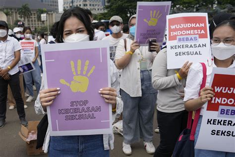 indonesia aprueba ley contra violencia sexual tras casos ap news