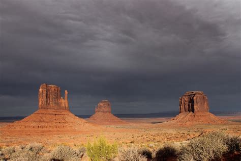 monument valley utah storm clouds   famous buttes absolutely worth checking