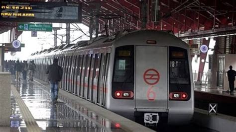 Delhi Sari Stuck In Metro Door Woman Gets Dragged Along Platform