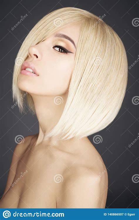 Mooie Aziatische Vrouw Met Blonde Kort Haar Stock Afbeelding