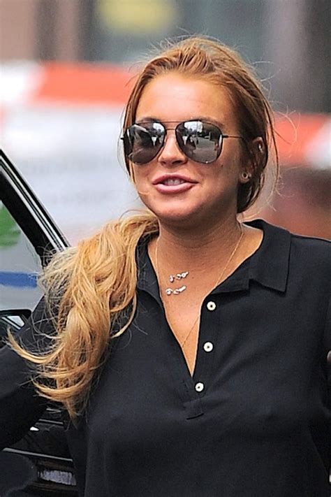 lindsay lohan arrives to complete her community service in