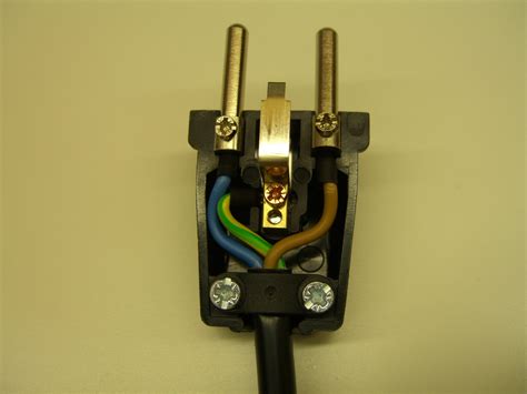 schuko stecker anschliessen reparieren elektrickscom