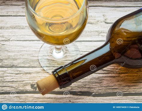 hoogste mening van een glas van droge witte wijn en een fles die op een oude houten achtergrond