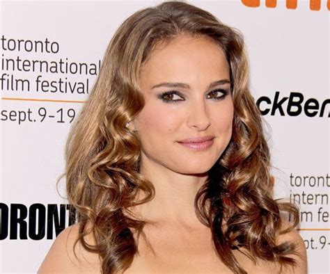 Get Natalie Portman S Pretty Easy Waves Hair Color 2017