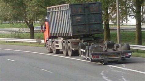dumpertnl vrachtwagenchauffeur snapt aanhanger niet