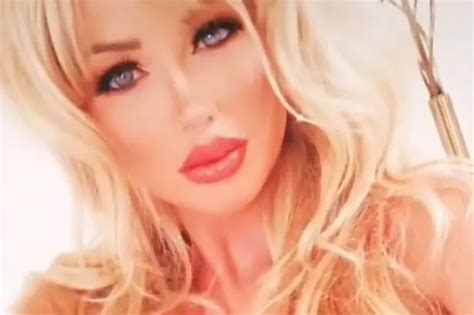 Pamela Anderson Double Swarmed By Fans Who Say You Look More Like