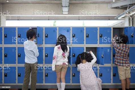 학교 사물함을 사용하는 일본 학생 4 명에 대한 스톡 사진 및 기타 이미지 4 명 고등학교 이하 교육 Istock
