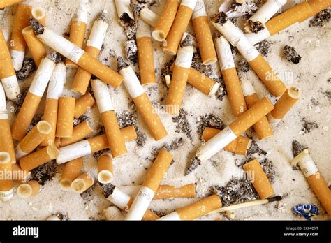 voller aschenbecher  der raucherzone zigaretten zigarttenkonsum gesundheitsschaedlich