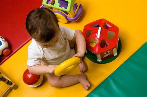 kinderen die  hun eerste levensmaanden geen speelgoed hebben dat bij hun leeftijd  hebben