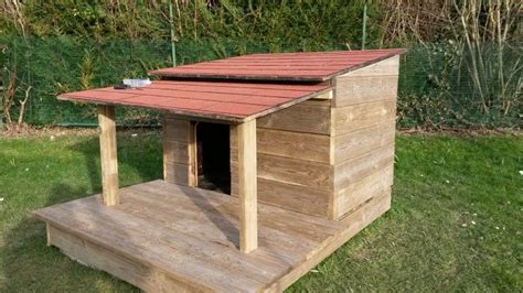 fabriquer soi meme une niche pour chien en bois avec terrasse niche chien chien en bois chien