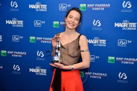 belgische actrice toont borsten op de rode loper en heeft ee het belang van limburg