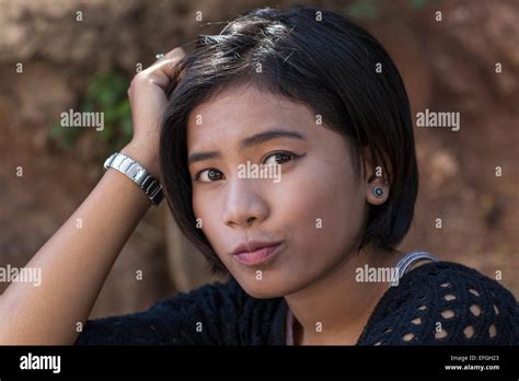 Schöne Junge Thai Girll Schmollend Stockfotografie Alamy