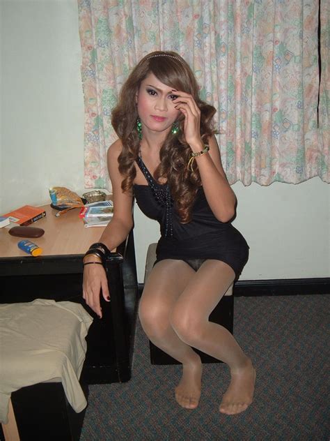 Sexy tranvestites getting dressed
