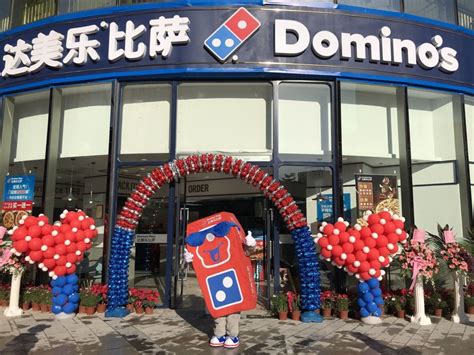 dominos pizza celebrates  opening    international store restaurant magazine