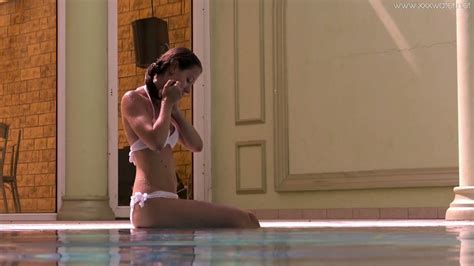 Sexy Irina Russaka Gets Naked And Enjoys Swimming Under