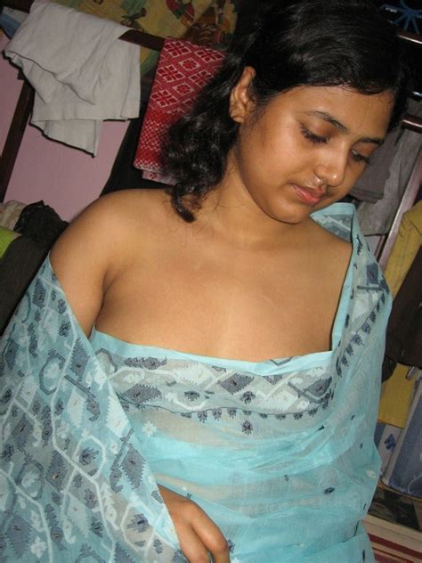 bhabhi ki nangi photo in sari showing nude body