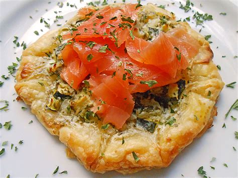 blaetterteig herzhaft mit geraeuchertem lachs und gegrilltem