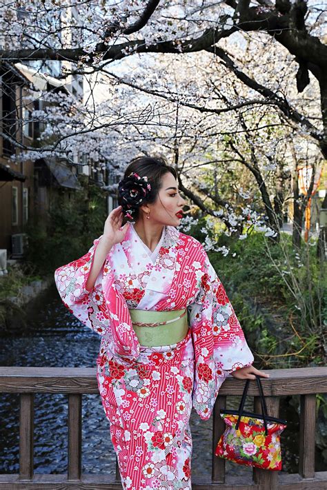 kyoto japan wearing kimono   geisha district  gion posh