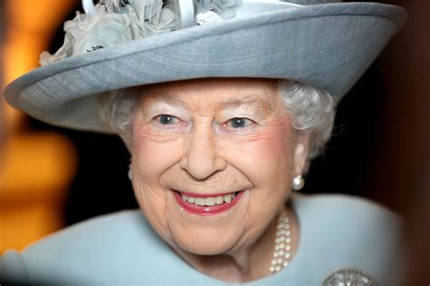 dronning elizabeth har  bursdager  dag feirer britene den ene