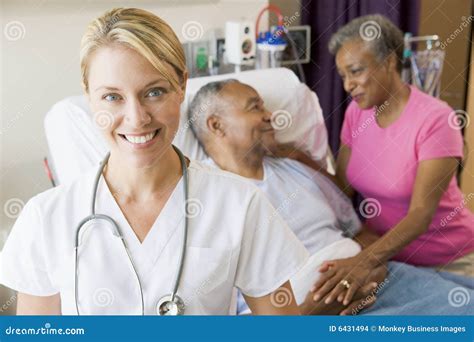 arts die vrolijk  de zaal van het ziekenhuis kijkt stock foto image  glimlachen beeld
