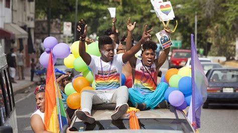 homosexuales dominicanos celebran su caravana del orgullo