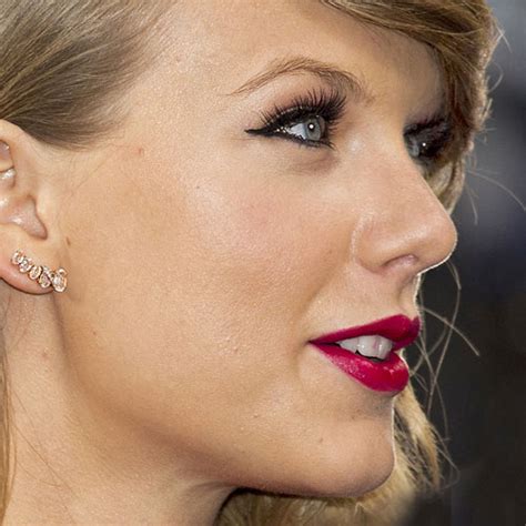 Taylor Swift Makeup Pink Eyeshadow And Fuchsia Lipstick