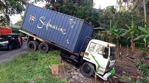 viral video truk kontainer mundur hantam tiga mobil
