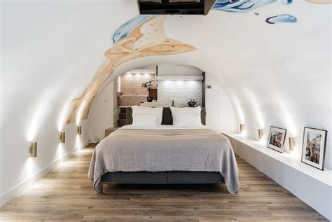 de leukste airbnbs  utrecht van woonboot tot werfkelder