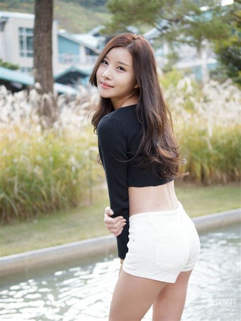 yeon ji eun fashion white shorts women