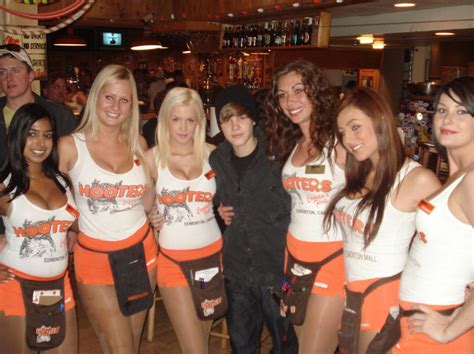 Justin Bieber Turns Heads At Hooters The Star